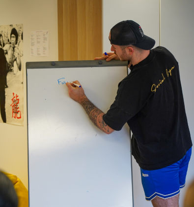 programme-cqp-instructeur-fitness Formateur donnant un cours en formation chez Fiind Sport