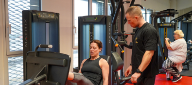 Coach sportif qui travaille en salle de sport - Fiind Sport