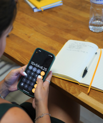 Coach sportif.ve en plein calcule pour ses factures - Fiind Sport