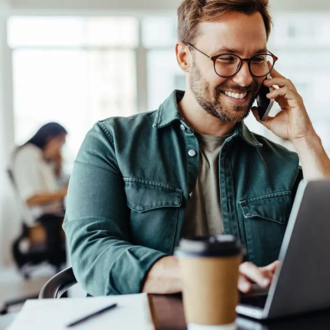 Illustration des liens utiles chez Startups.ch, photo d'un entrepreneur au téléphone - Fiind Sport